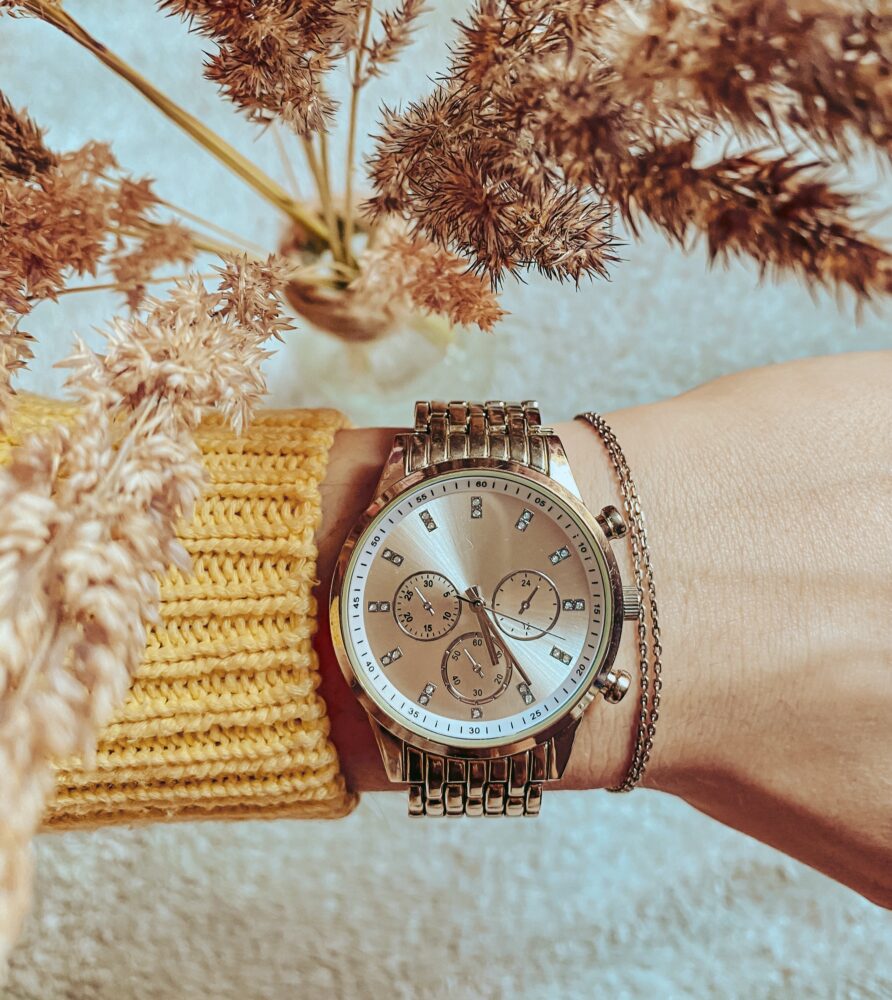 yellow sweater, dried flowers, watch, bracelet. As a result, we got a good photo.